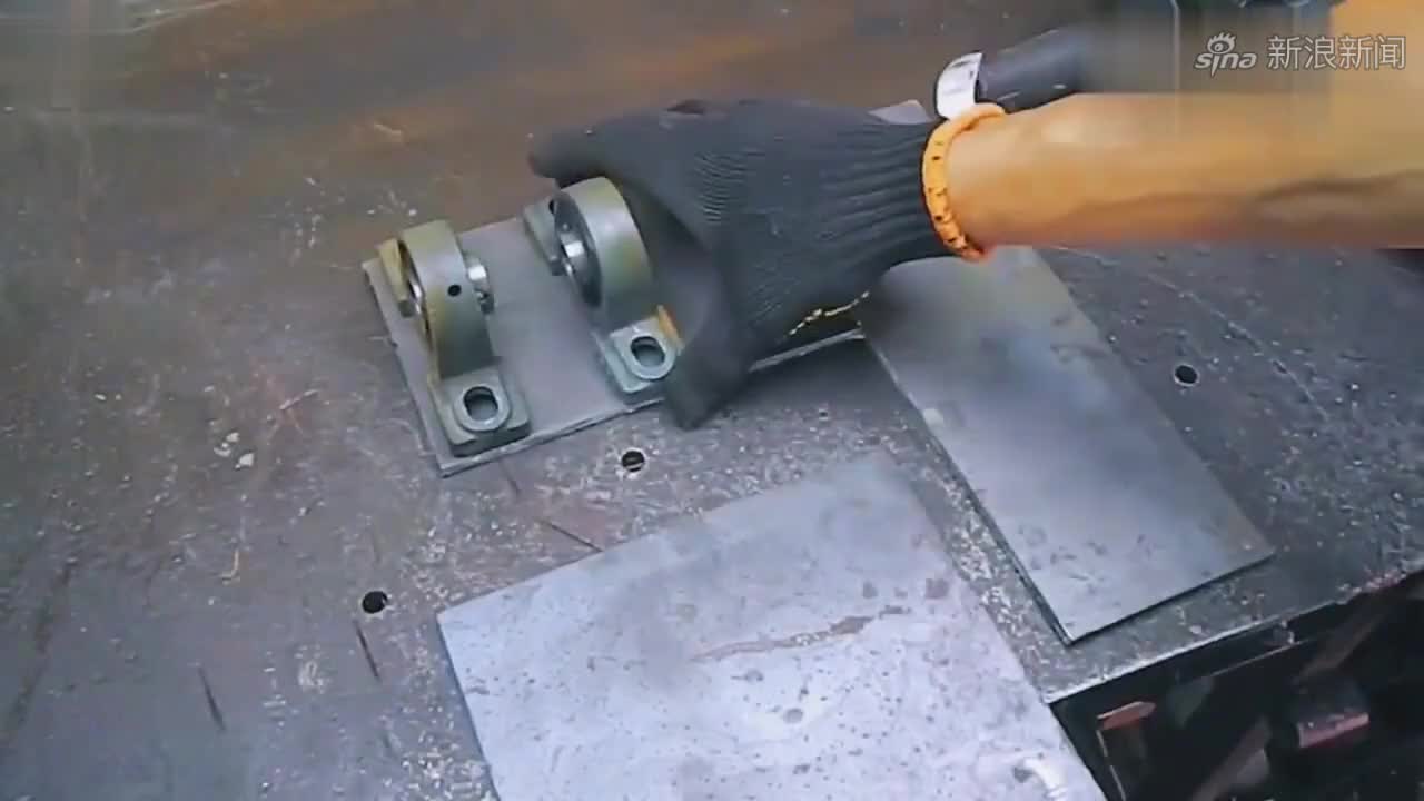 牛人自制除雪神器,一根铁棍轻松搞定,长见识了!