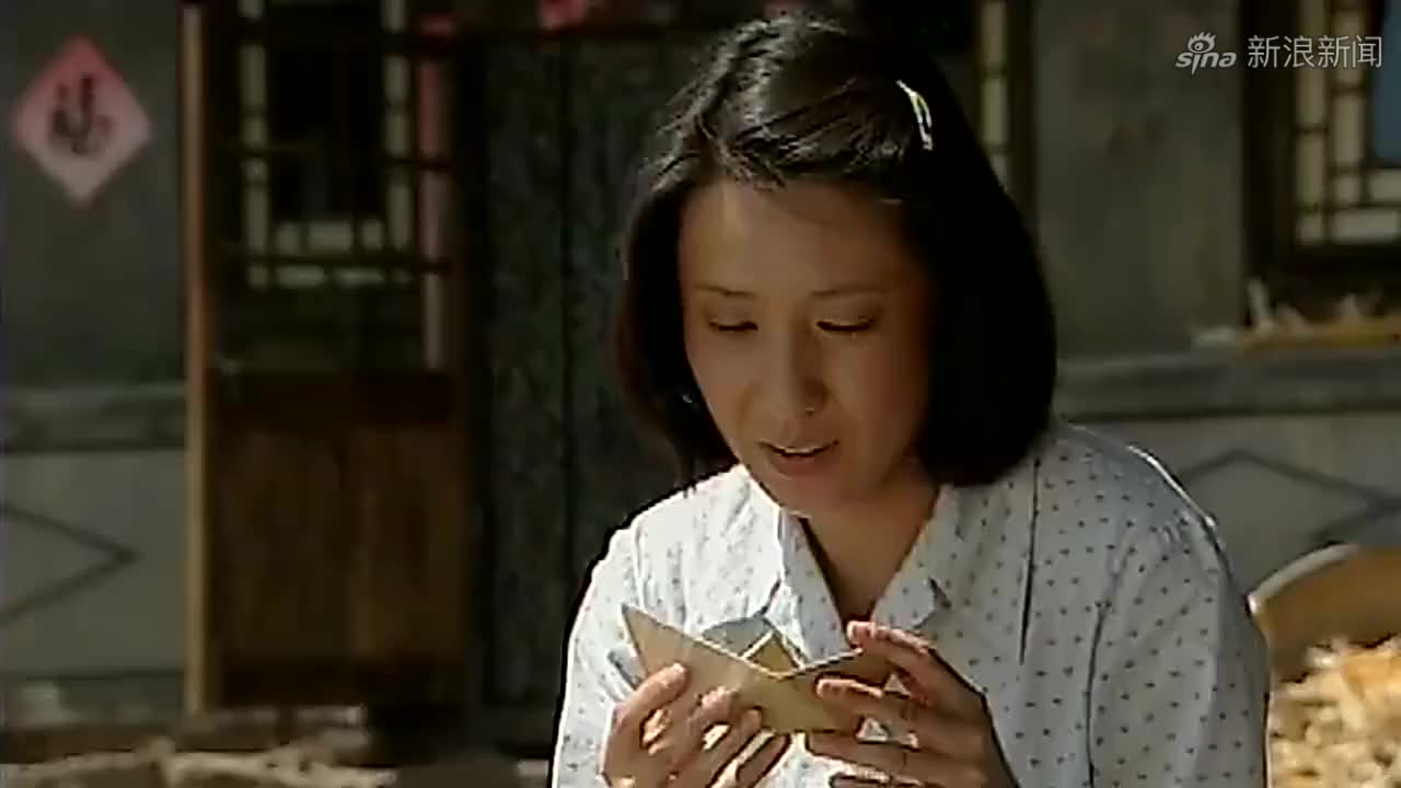 暖春:小花跪在地上,抱着香草的腿,哀求不要踩坏奶奶做的风车