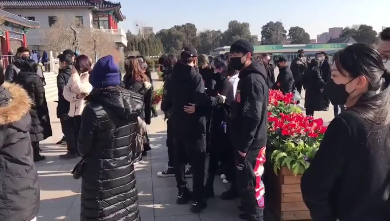 北京八宝山,赵英俊 追悼会举行ing,排满了等候的人