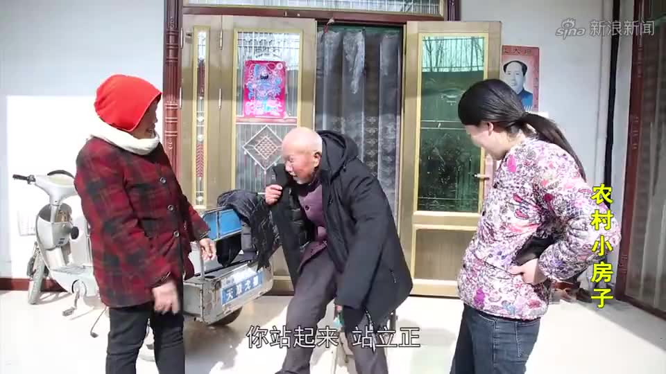 农村小伙过年不回家,给爷爷买一件羽绒服,爷爷说了啥?好暖心