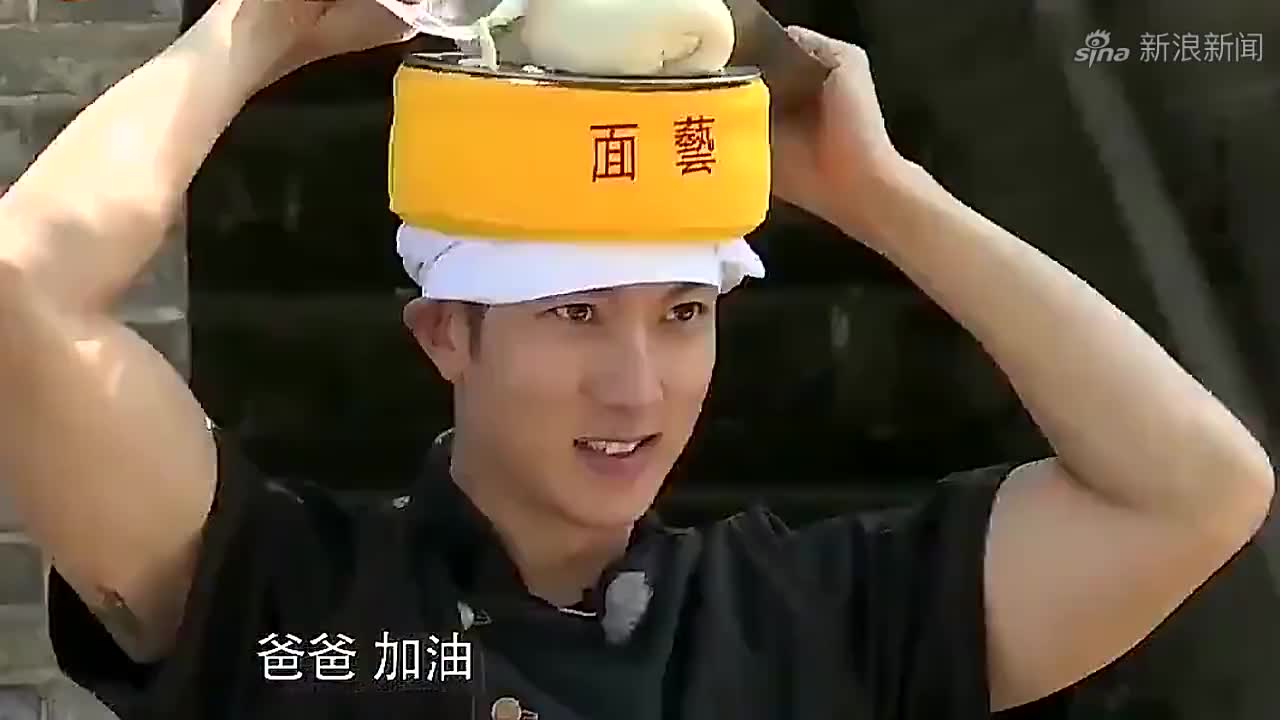 邓伦头顶面团,上演刀削面,小山竹在旁边力挺老爸!