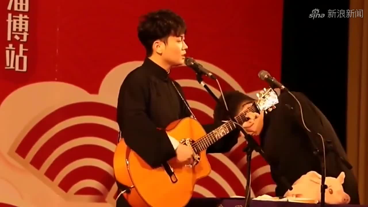 孟鹤堂周九良弹吉他唱《不明不白的伤》