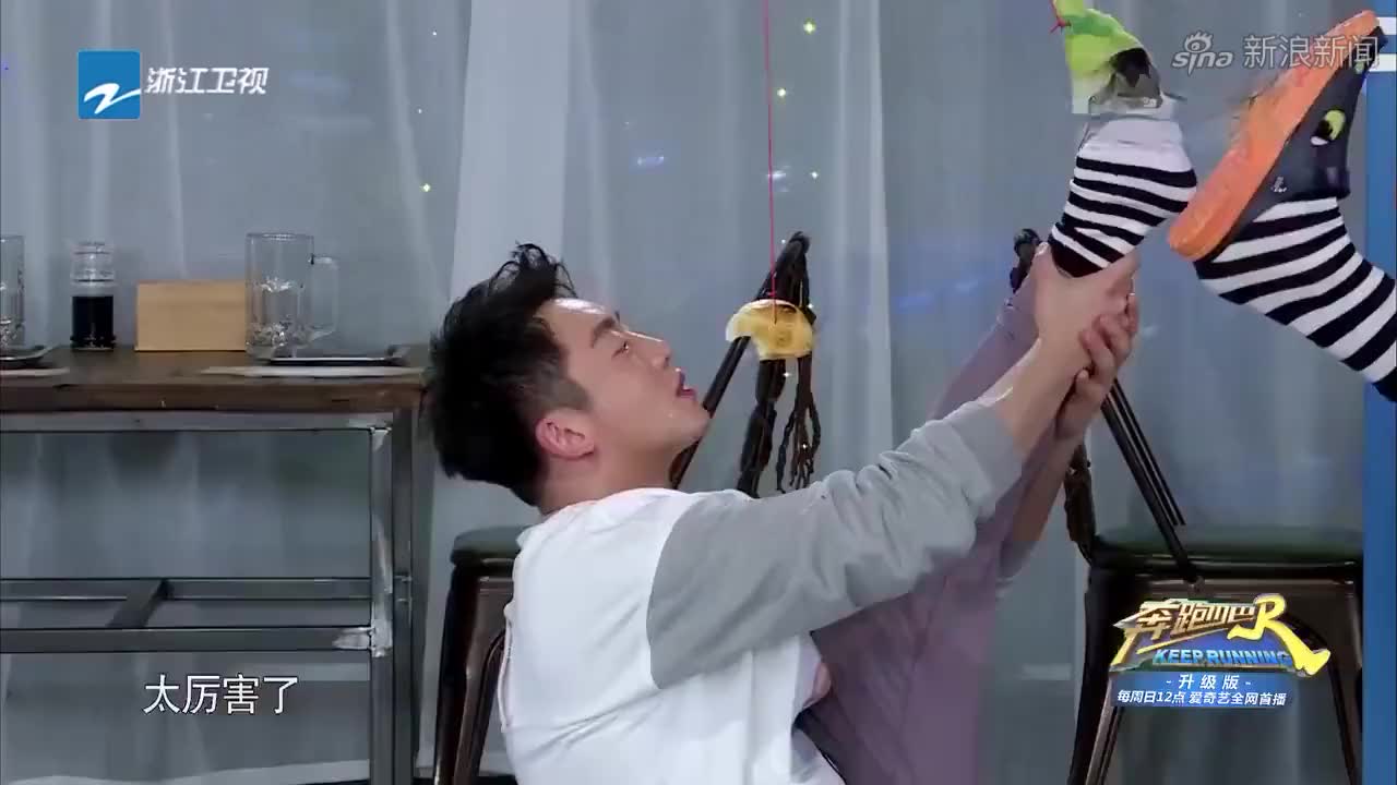 奔跑吧:掰脚腕你玩过吗?邓超被李晨掰到痛哭,太难了