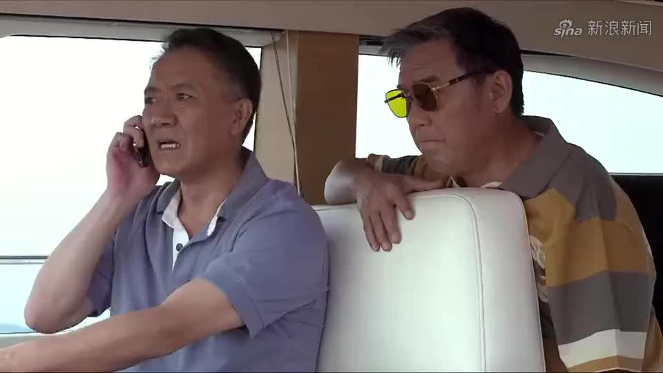 父亲因病去世后,小秋跟小冬从此相依为命,再没依靠