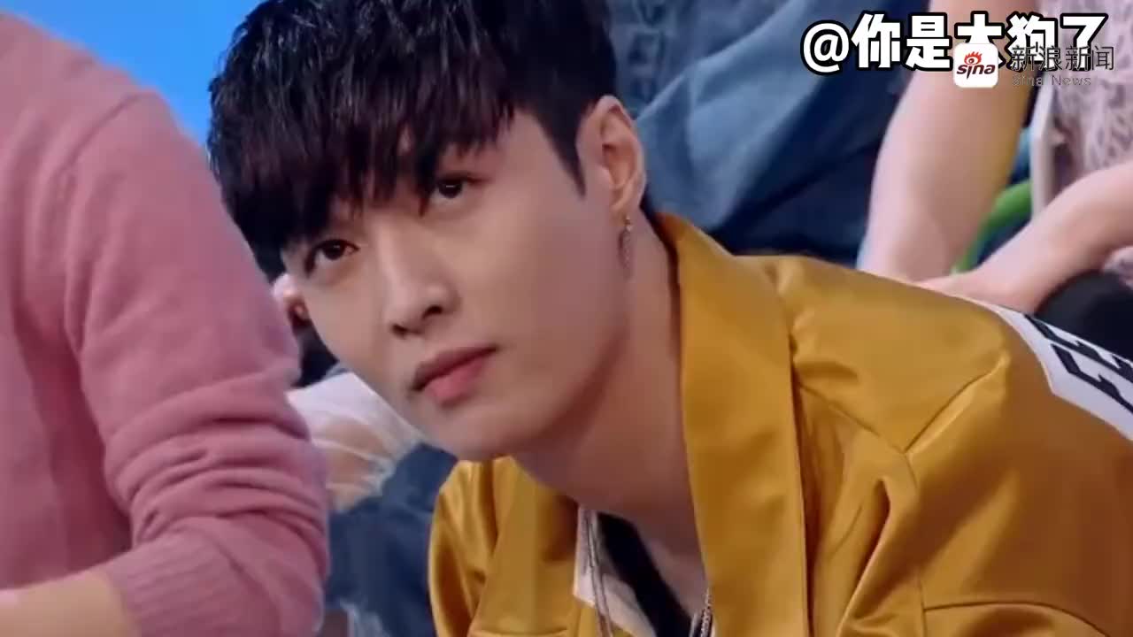 快乐大本营 鬼鬼吴映洁直播中要大家帮他艾特张艺兴