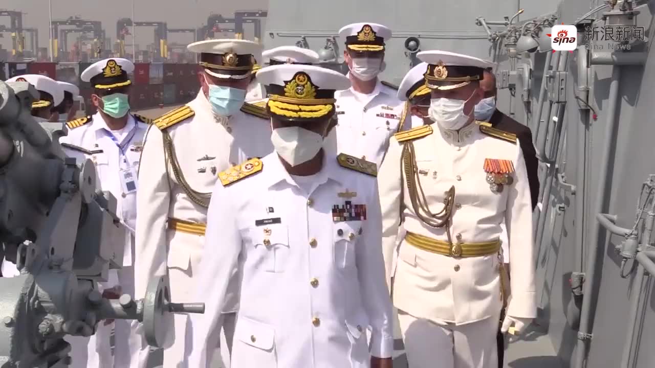 阿富汗边境一油罐车爆炸:500多辆车起火 现场浓烟滚滚火光冲天