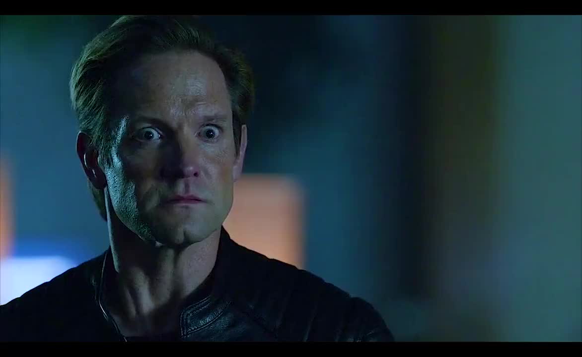 闪电侠和大猩猩合体,让大猩猩获得神速超能力,成为闪电猩猩回家