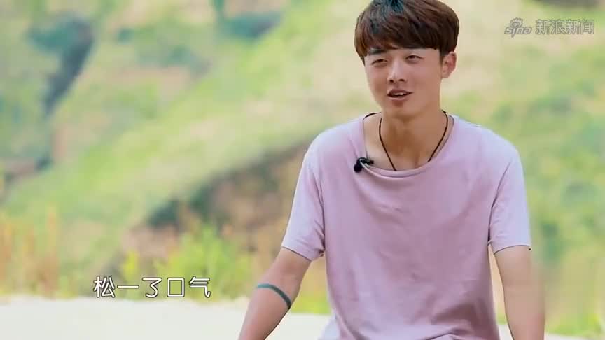 变形计:刘一鸣的长胖之路,宴席上眼睛紧盯肉块,直接暴饮暴食