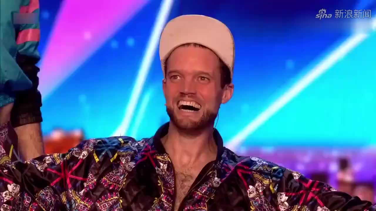 英国达人秀:暖心爸爸精彩魔术全场认可,主持人坐不住直接让晋级