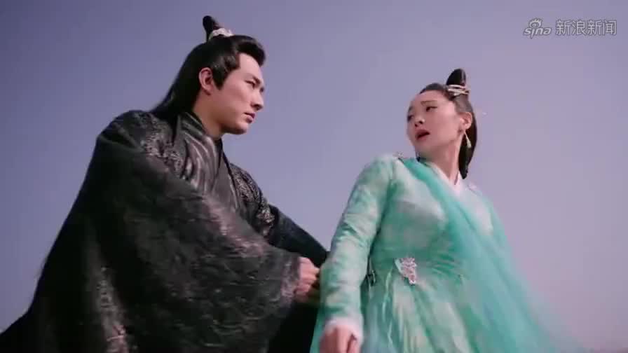 霸气四溢的妖帝对小青很是温柔,只因误会她是自己的恩人