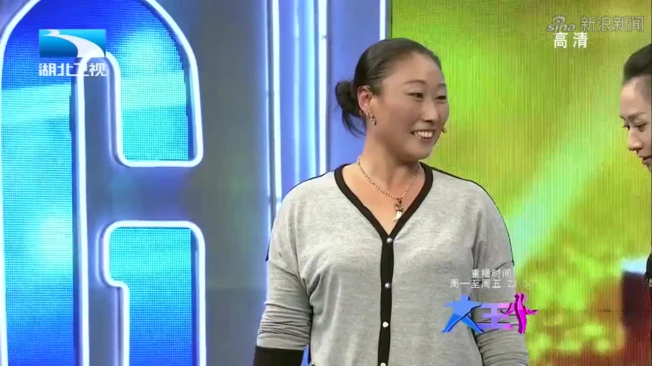 中国大力士龙武现场展示力量,一手把王为念举起,引观众惊呼不断