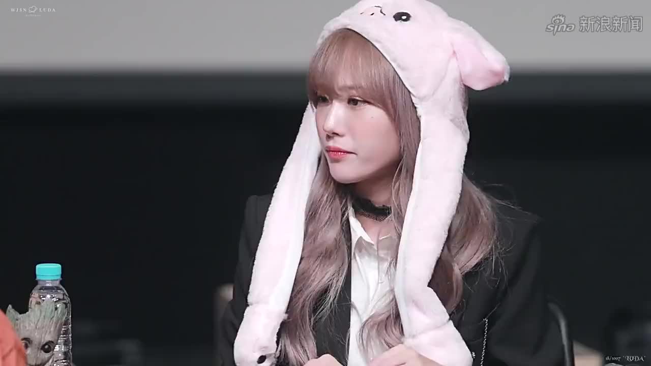 韩国宇宙少女luna这套褐色的套装非常搭配,很好看