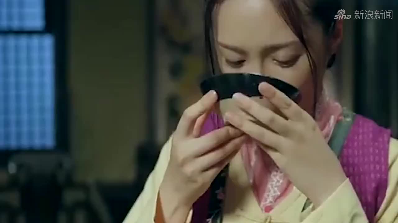 《桃花依旧笑春风》男子让人用毛巾堵住女子嘴,不让她说一句话