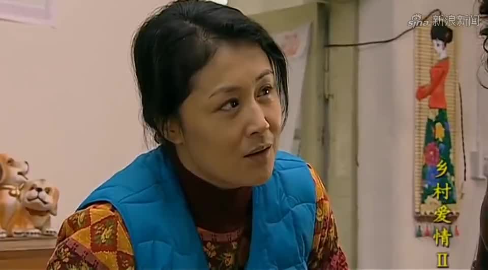 刘大脑袋看到王云吃独食,气不打一出来,王云只好把鸡肉让给他吃