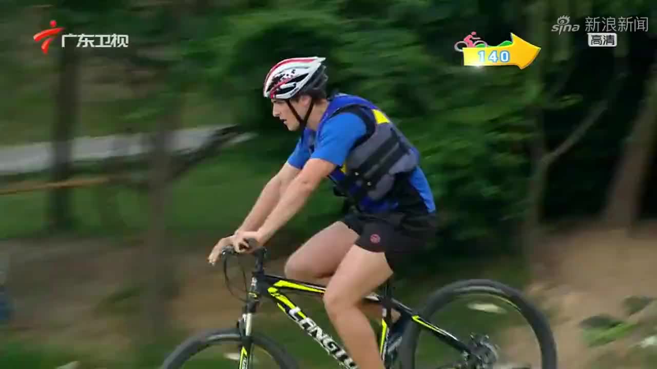 活力大冲关:立陶宛帅哥谨慎小心,重心不稳落入水中