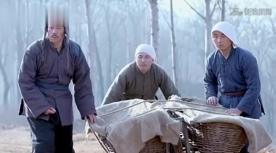 地雷战:鬼子假扮百姓偷地雷,八路军一看是罗圈腿,果断向他开火