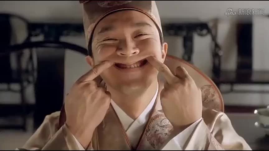 星爷对着家中不成器的妻妾强颜欢笑,笑声中饱含愁闷