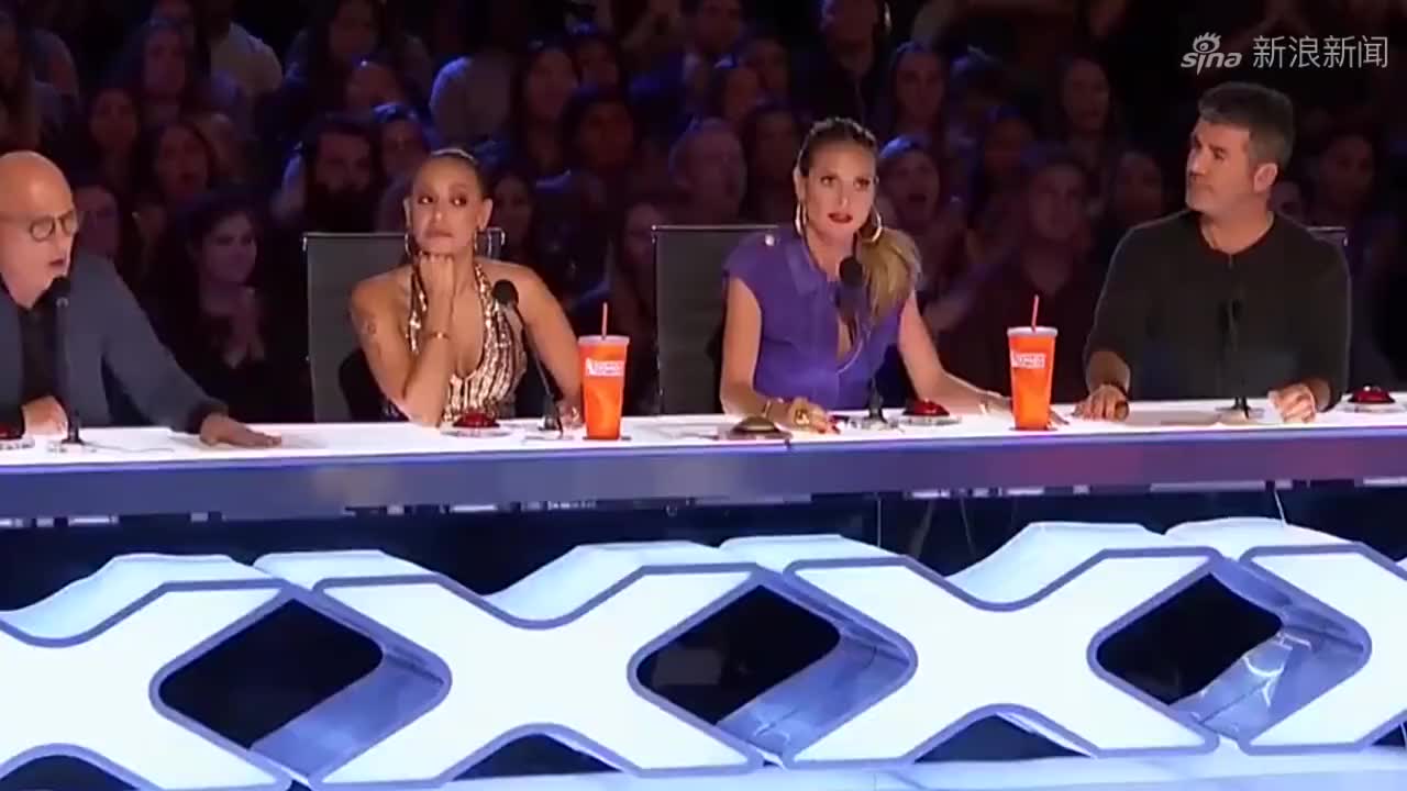 英国达人秀:外国暖心魔术师表演精彩魔术,遭几位评委疯狂好评