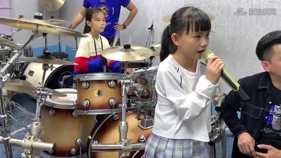 园园打奏架子鼓妞妞唱歌,双妞配合十分默契