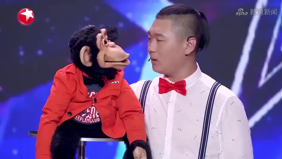 搞怪男孩表演魔术,带来可爱小伙伴"说"腹语,引得笑声不断