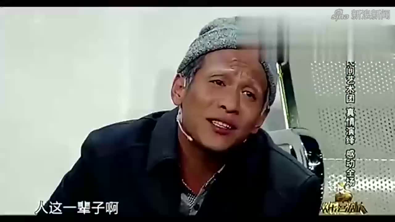 赵四穿着窟窿背心,配着一双红色袜子,这造型很酷了