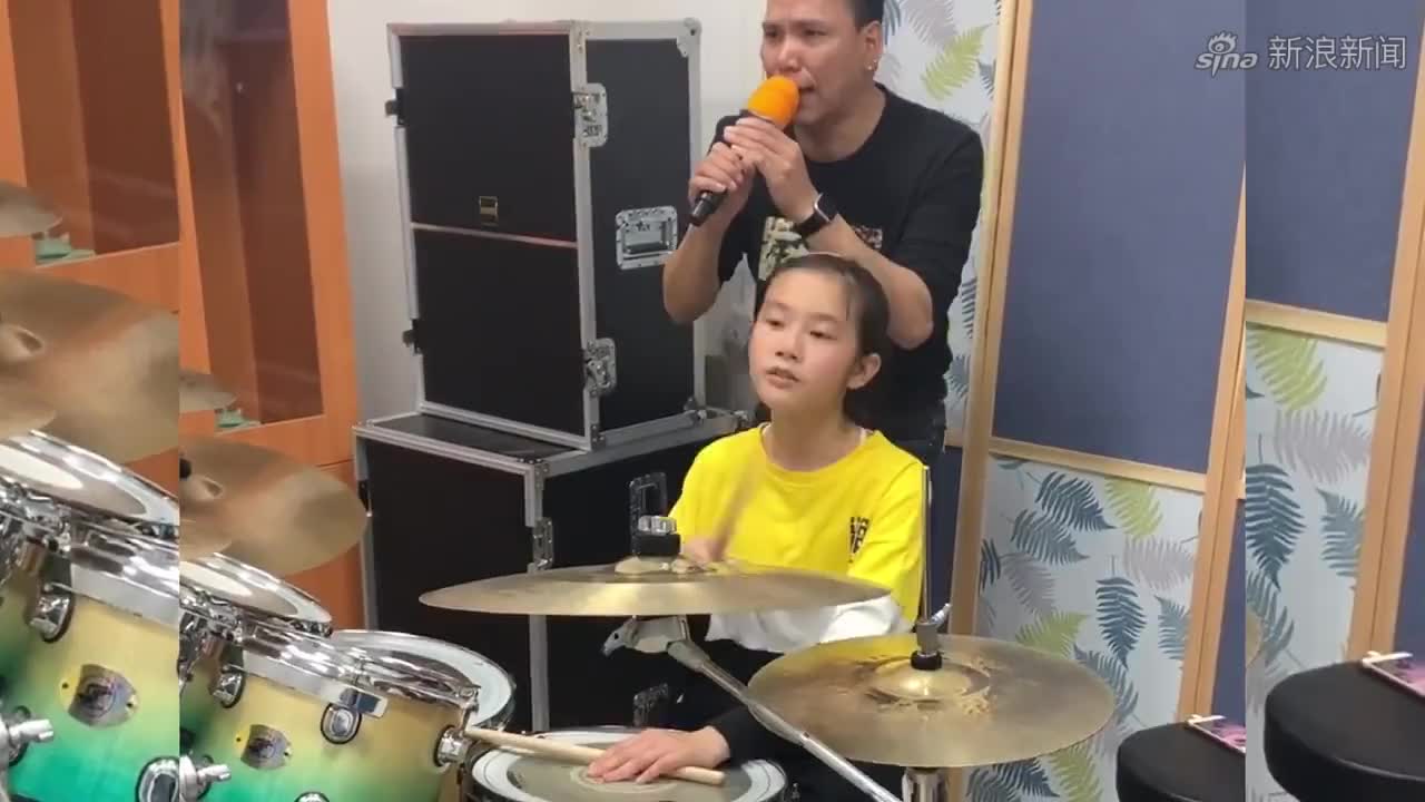 妞妞搭档园园架子鼓演奏《龙的传人》,爱国歌曲经典永流传