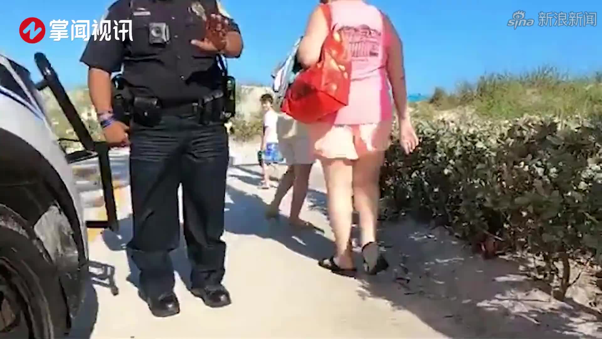 8万 美国女子海滩上遛机器狗