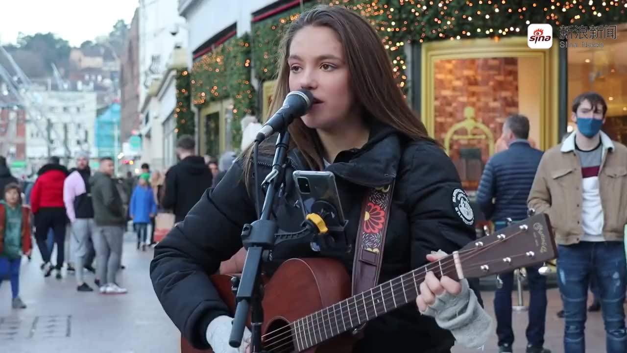 allie sherlock街头弹唱《believer》