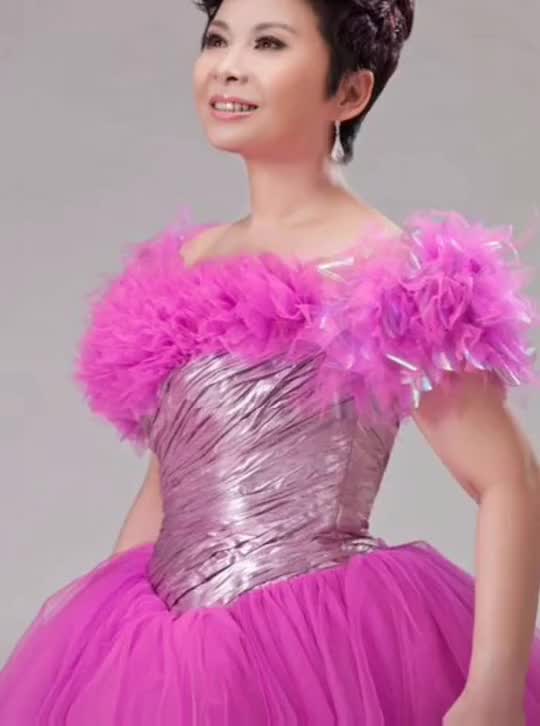 58岁董文华近照曝光,身穿一袭红裙戴着红宝石的耳坠,风采依旧