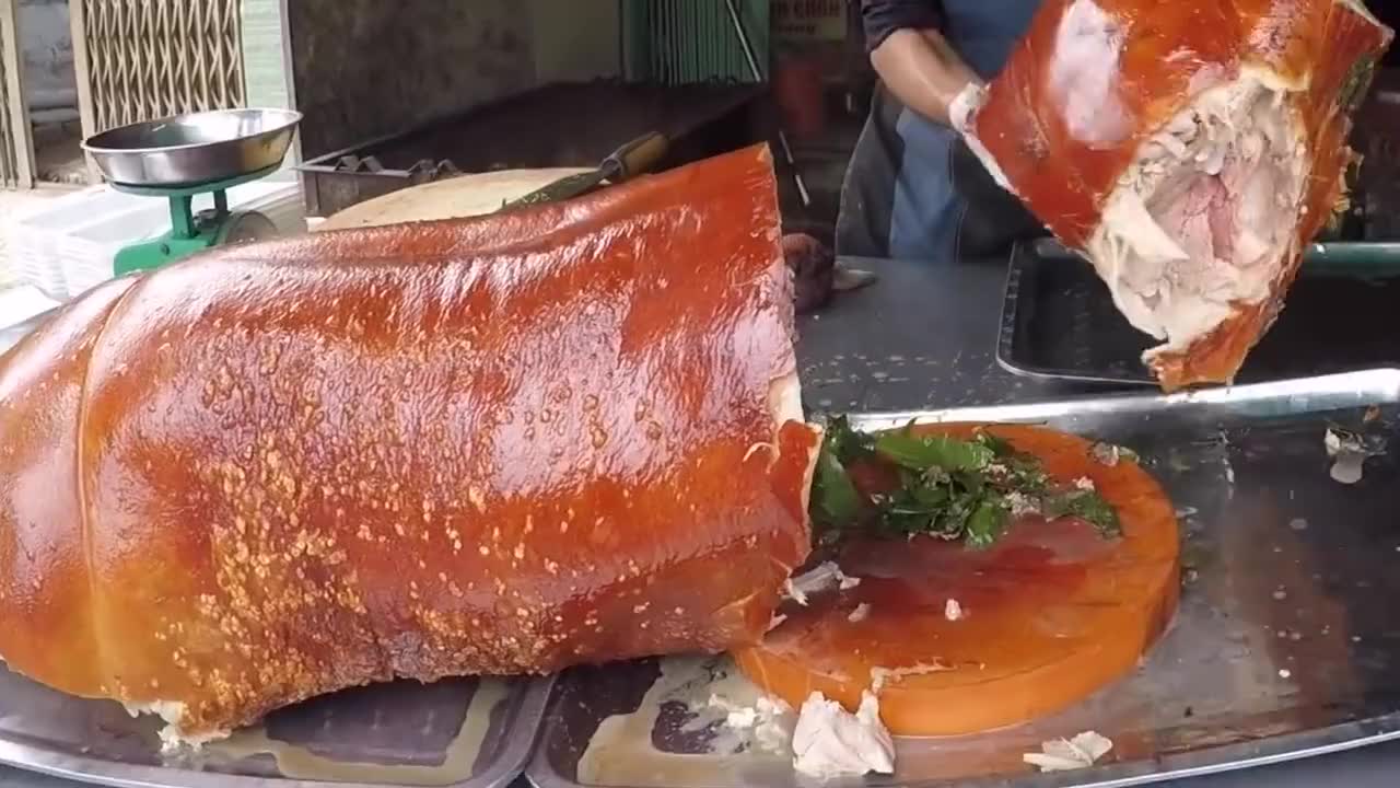 脆皮烧猪老板刀快切两条就230元皮脆肉嫩这切肉的声音