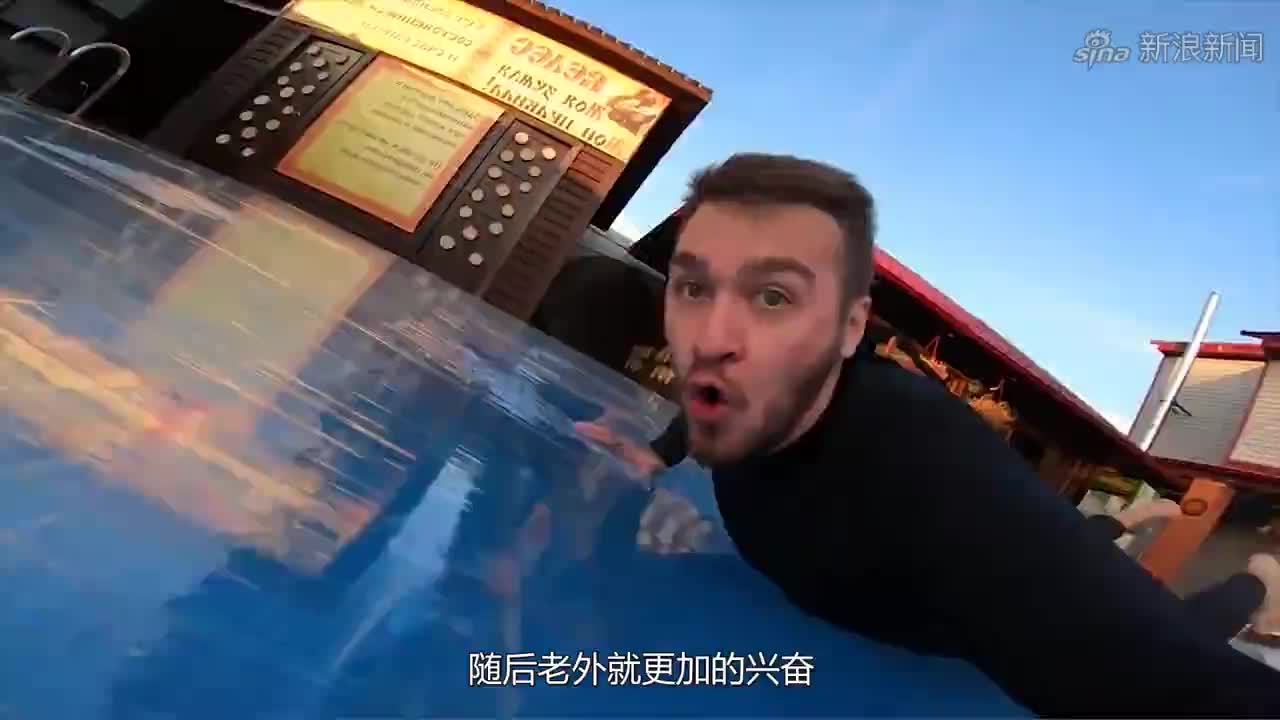 作死老外用胶带自制水上蹦床跳上去的瞬间意外突然发生了