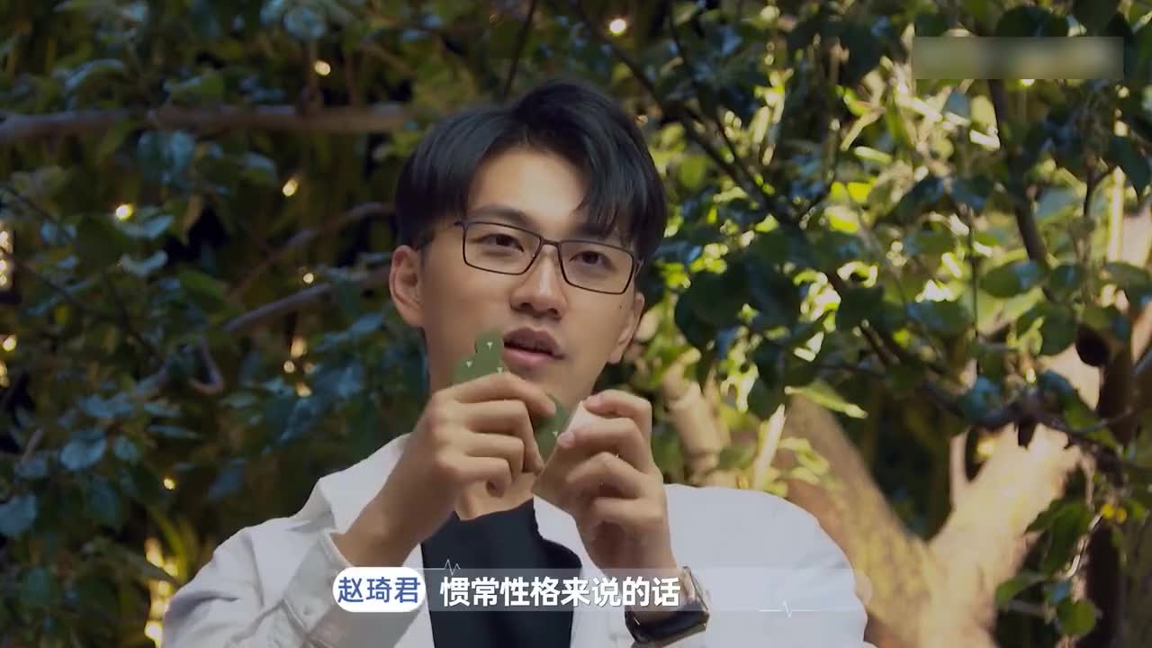 君君解说:男友力爆棚,帮闺蜜凑齐整套时装,但整个过程脸太黑