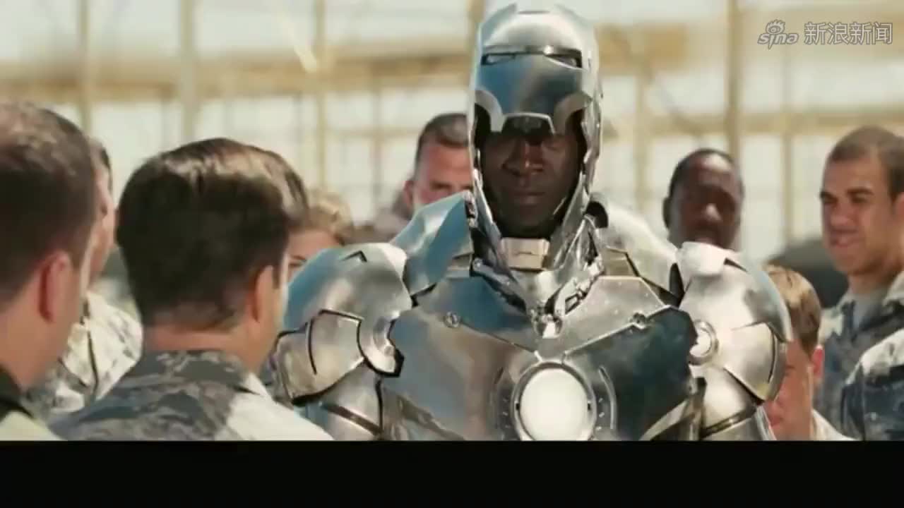钢铁侠罗德上校穿着钢铁侠同款战衣抵达基地引得众人纷纷围观
