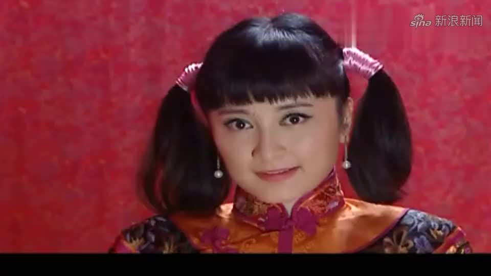 大宅院的女人三姨太和钱贵看望四姨太,不料四姨太自尽,被吓晕