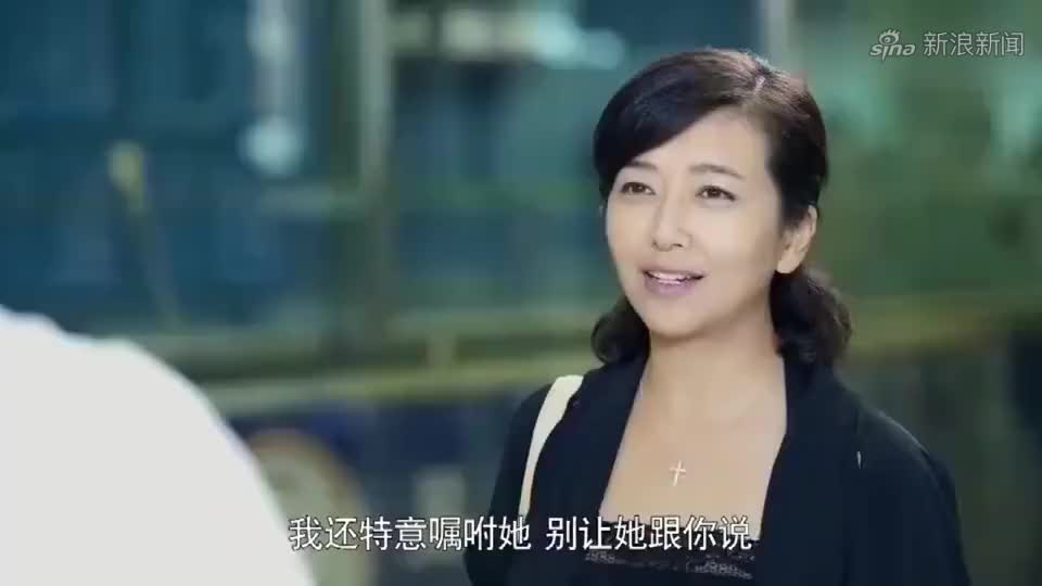 丈夫带情人去旅游,怎料在机场被妻子遇到,妻子一招让他们崩溃!