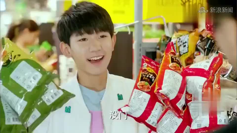 王源和王俊凯逛超市,买零食被王俊凯拒绝