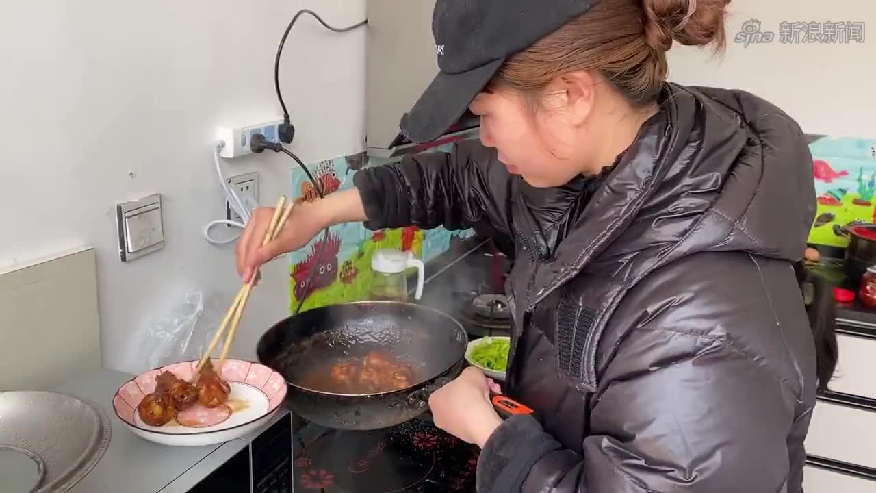 大姐来娘家做客还要自己做饭,丹丹和二姐一唱一和,让大姐不少活