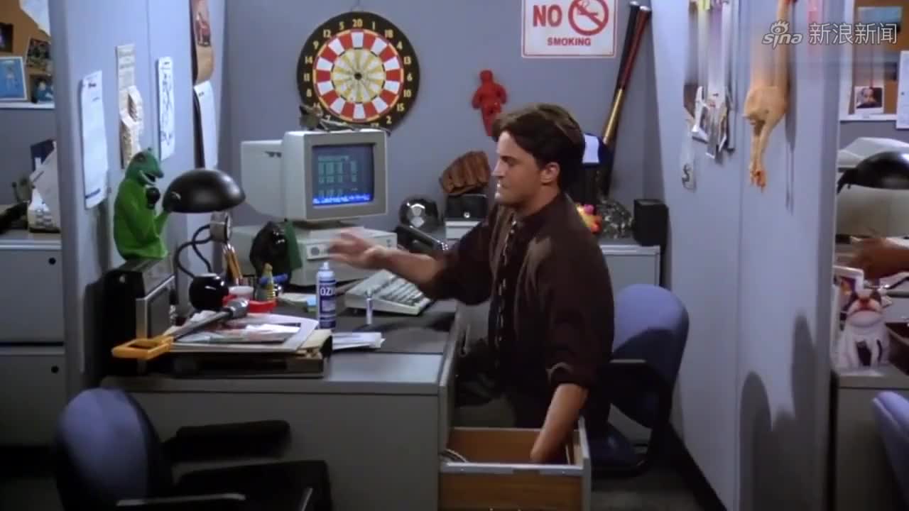 老友记钱德勒为了在办公室解烟瘾有多拼准备全套工具掩护牛