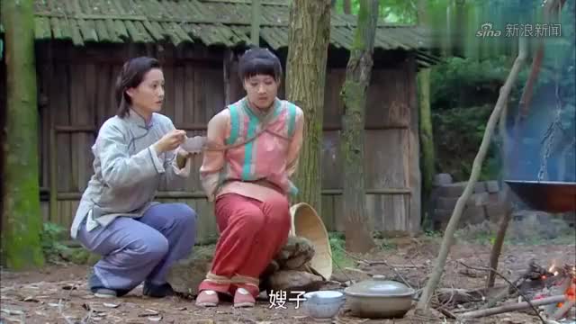 丫鬟路过老太爷的棺材,好奇的往里瞅一下,慌啦