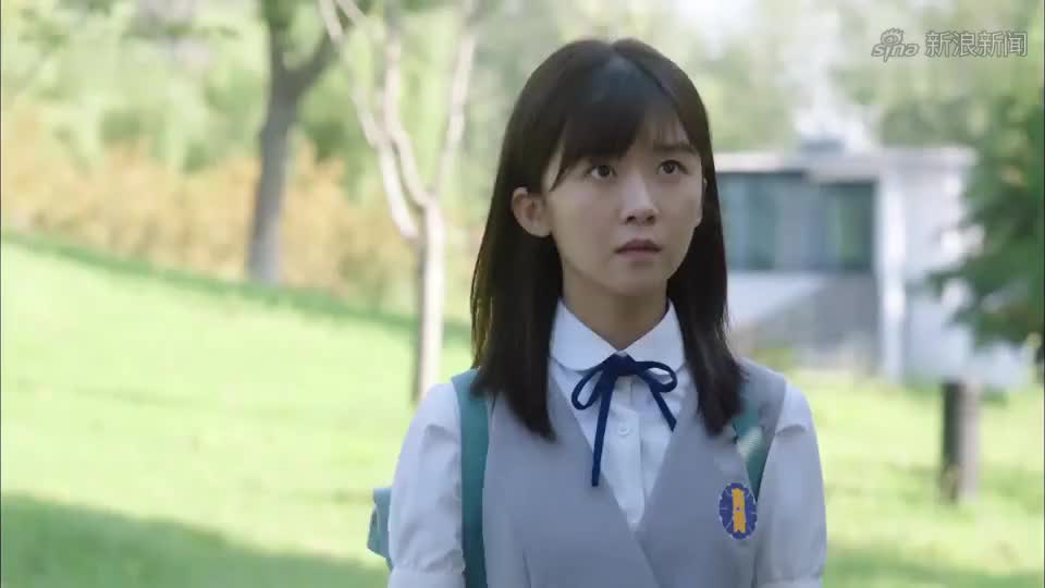 奋斗吧:齐瑛跟在路夏身后回家,竟然用网球帮小孩拿风筝,太帅了