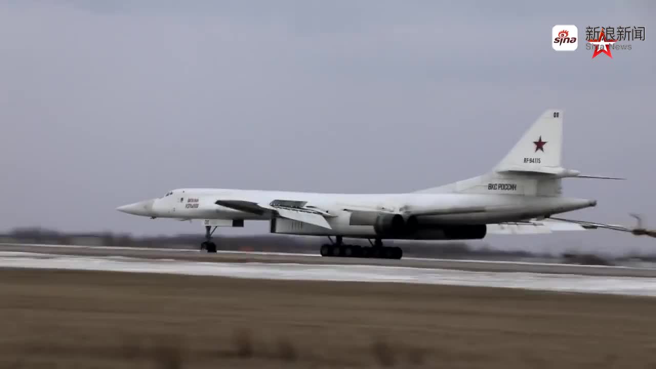 俄羅斯空天軍圖-160戰略轟炸機在薩拉托夫地區飛行訓練