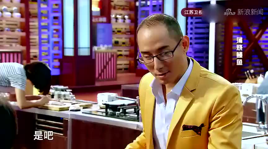 顶级厨师 神厨刘一帆帮美女扎头发, 真是多功能的评委啊