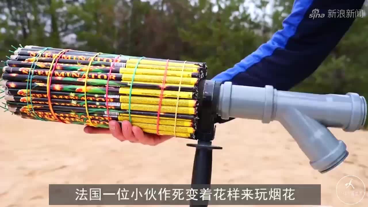 小伙作死玩烟花,用100根烟花制作"加特林",把火一点真酷!