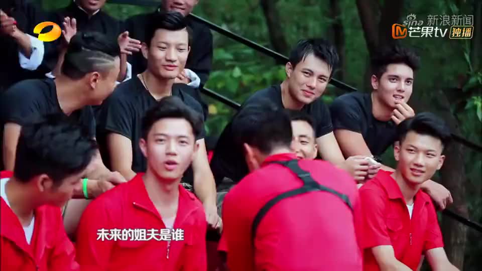 摇啊笑啊桥:小姐姐跟上恐龙队节奏,卖力狂扭太生猛,还是惜败!