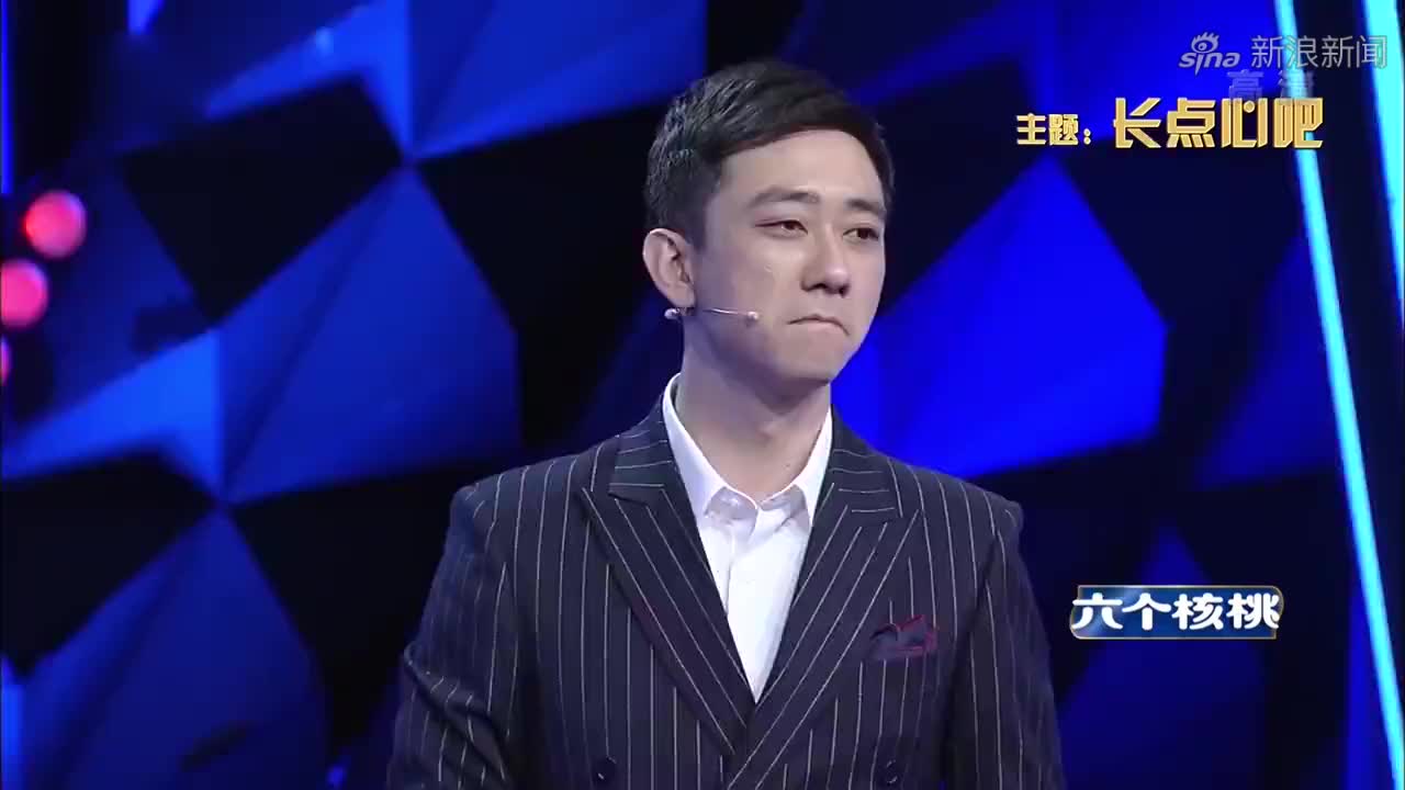 王建自马路中间搞自拍不注意安全,过往司机调侃:拍遗相呢?