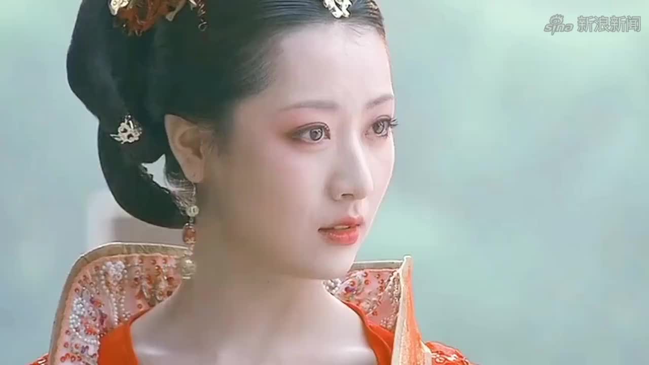 凰图腾:飞鸿打翻太监手里的一碗毒汤,救了皇上