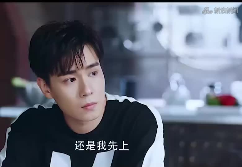 吴白带艾情来江边说给她准备了惊喜就在这时候小米出现告诉艾情自己