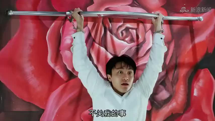 星爷与杀手大战,杀手拿刀靠近,结果星爷一顿操作把自己卡住了