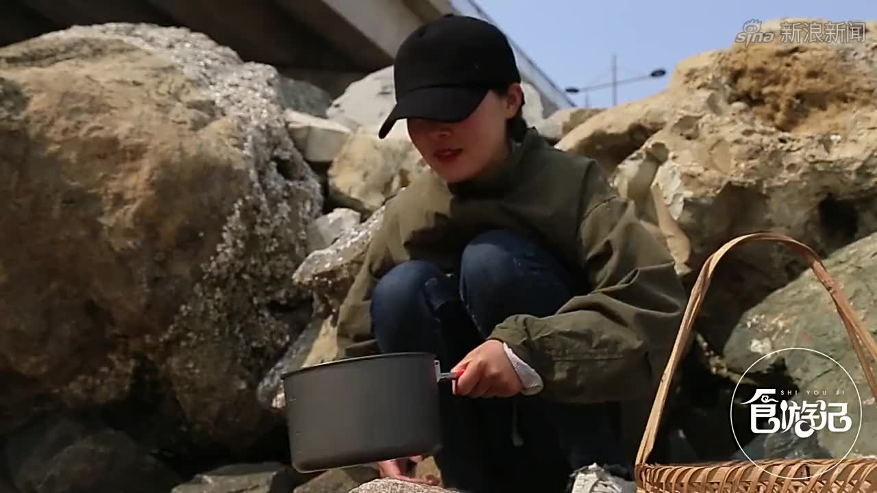 阿烽赶海抓到60多只螃蟹,煮出来用大脸盆才能装,一家人吃爽了