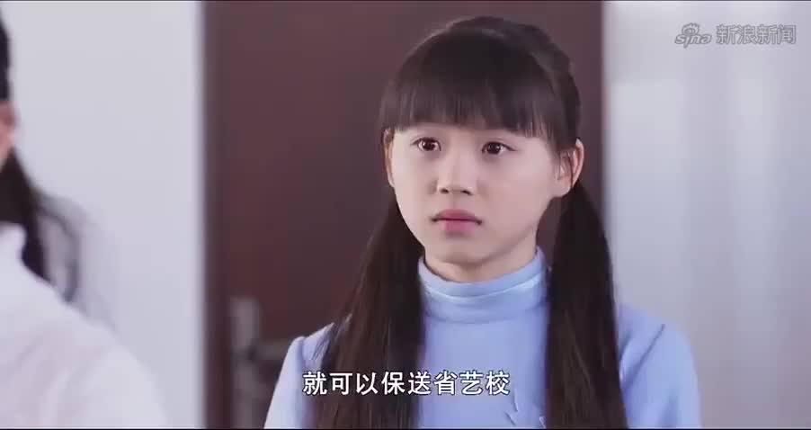 郑爽无理取闹让小月换位子,小月回怼:这里是学校,请你不要任性